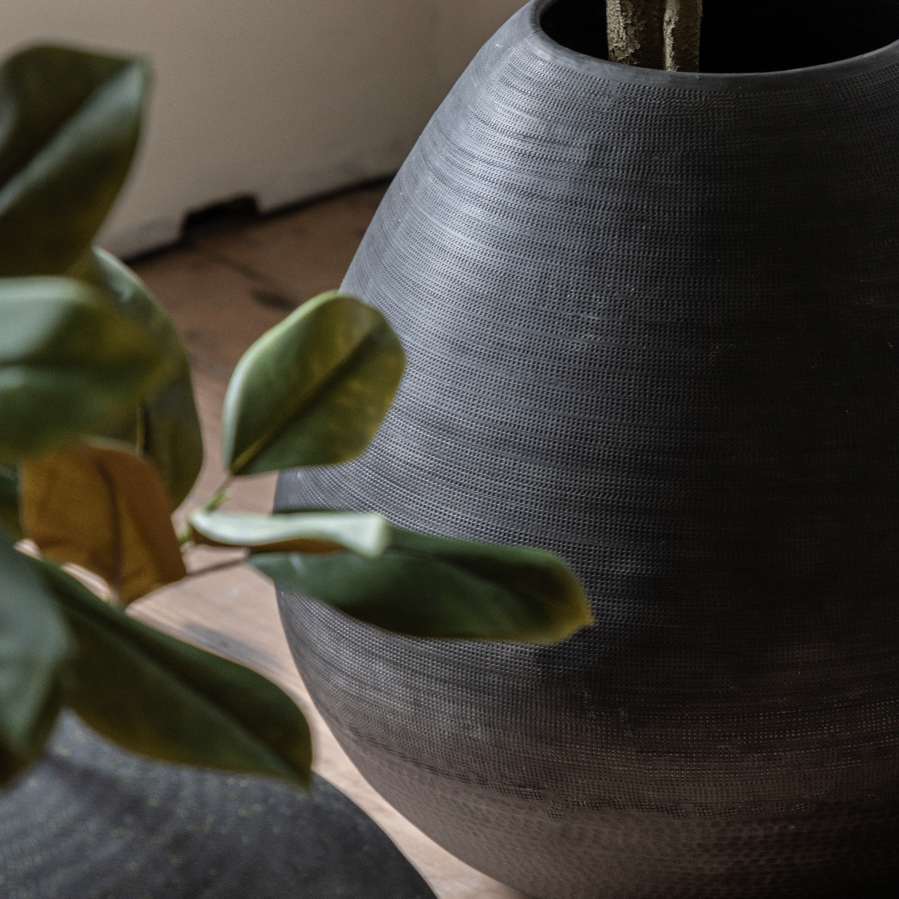 Papa Artistic Black Aluminium Chatai Planter